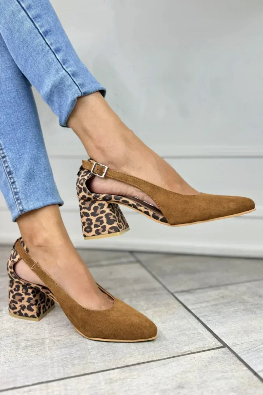 Snygg slingback leopardmönstrad klackskor