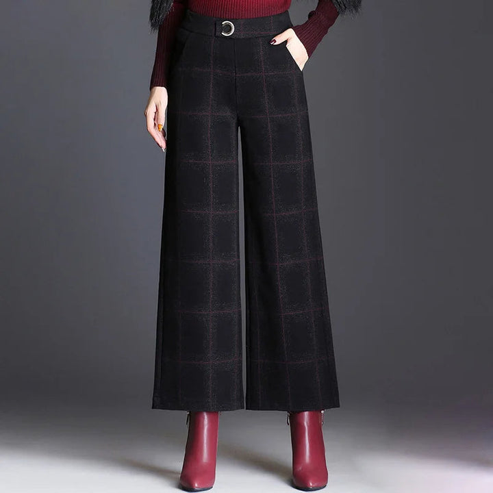 Rutig med vida ben byxor