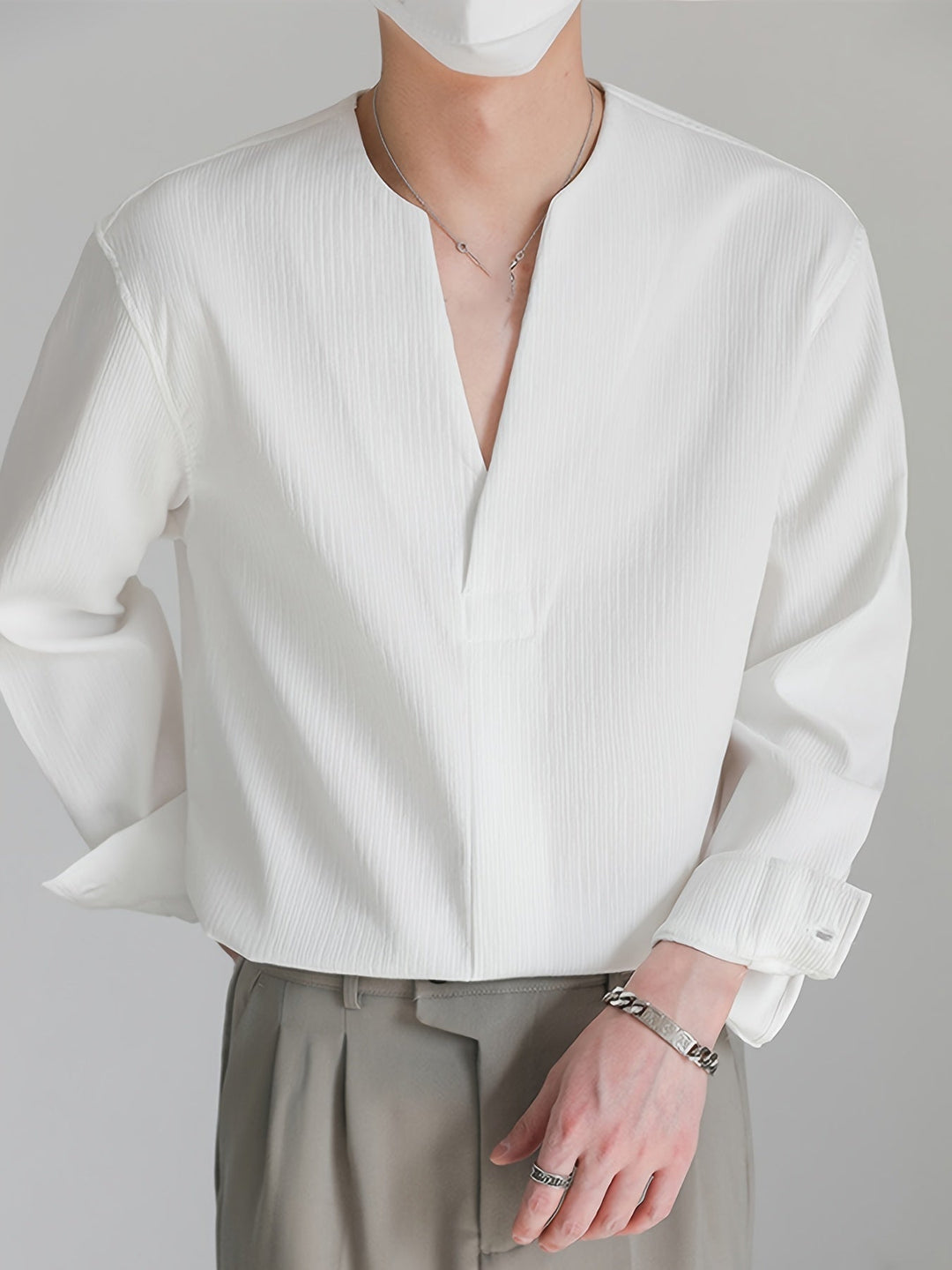Collarless V-ringad skjorta